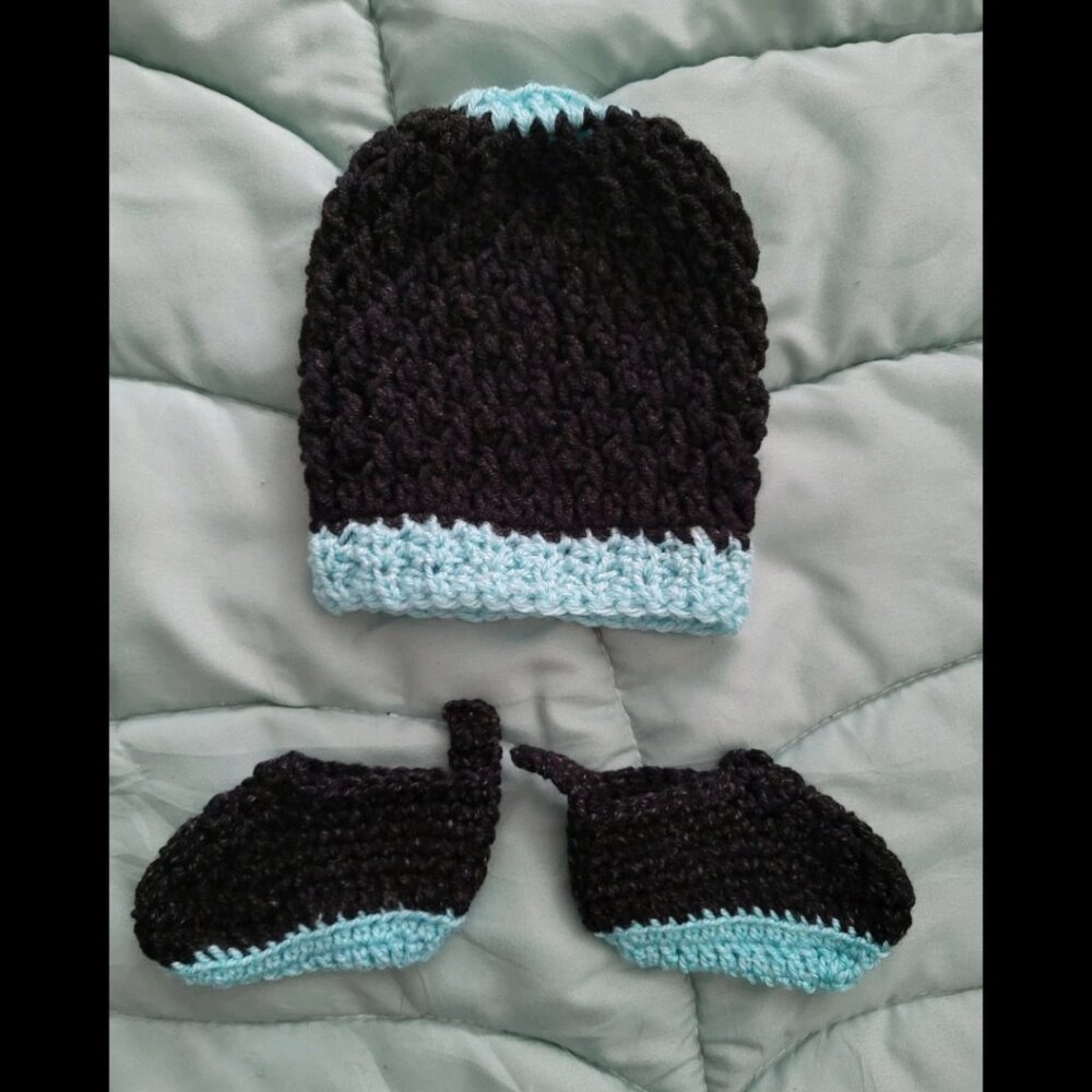NWOT 🖤🩵 3-pc Handmade Crochet Matching Set Hat Booties Black & Turquoise 0-6 M